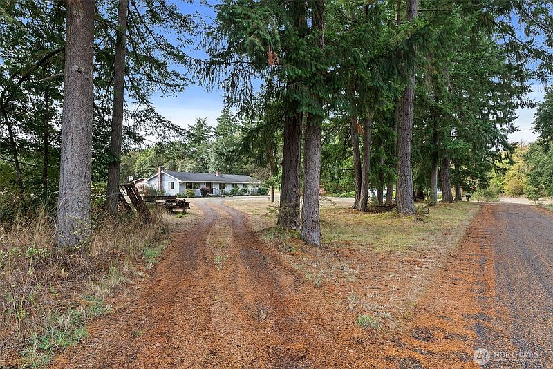 4th image of 6511 203rd Avenue SW
