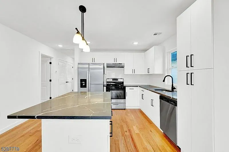 757 Seaport Dr — Photo 2