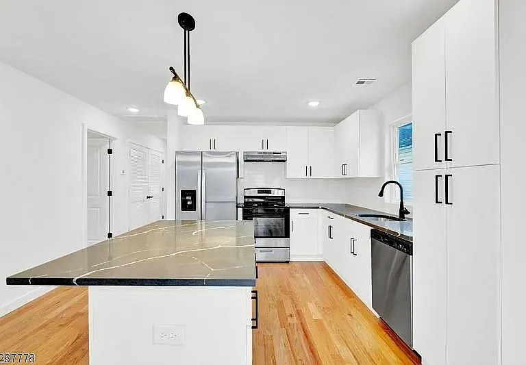 757 Seaport Dr — Photo 2