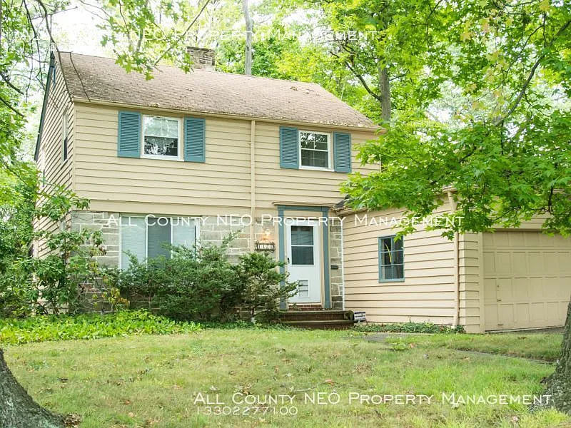 1488 Crest Rd photo 1