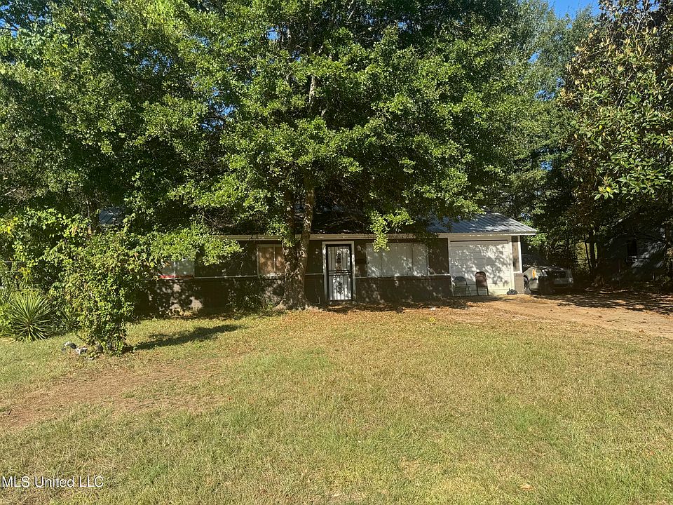 2nd image of 331 Queen Margaret Ln