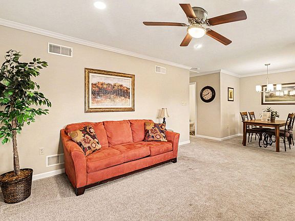 3rd image of 43 Ellen Cir