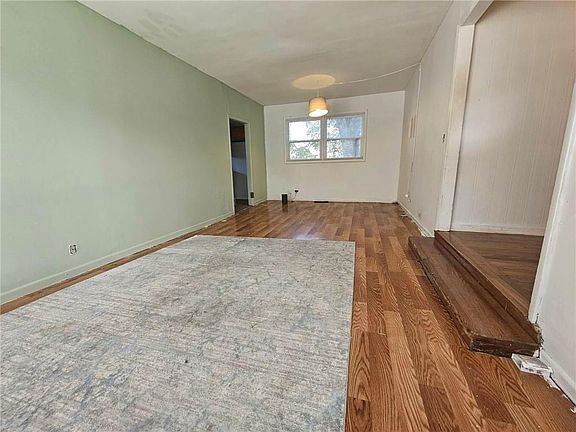4th image of 604 W Washington St