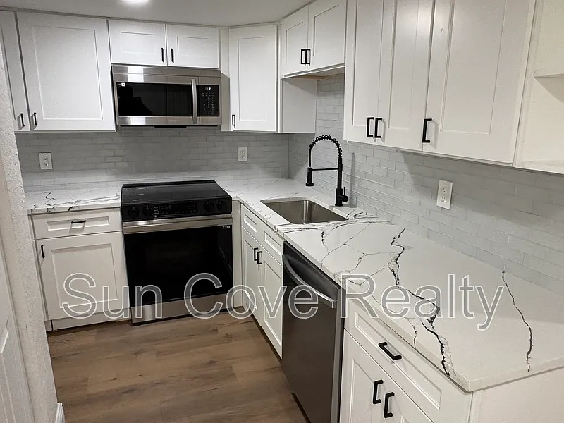 Building Photo - 807 E Genesee St #1/2