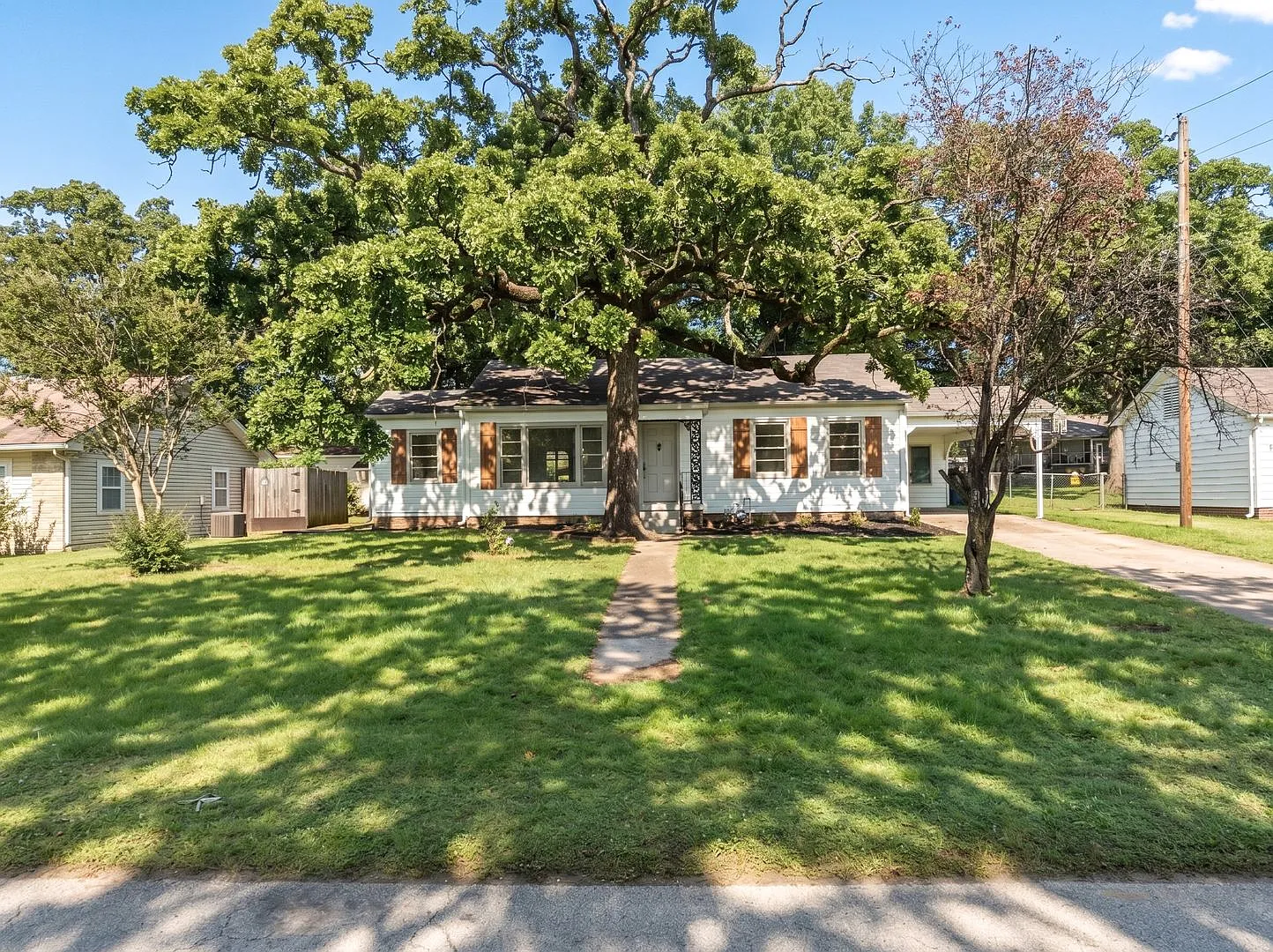 Freshly Updated 3 Bedroom House — Photo 1
