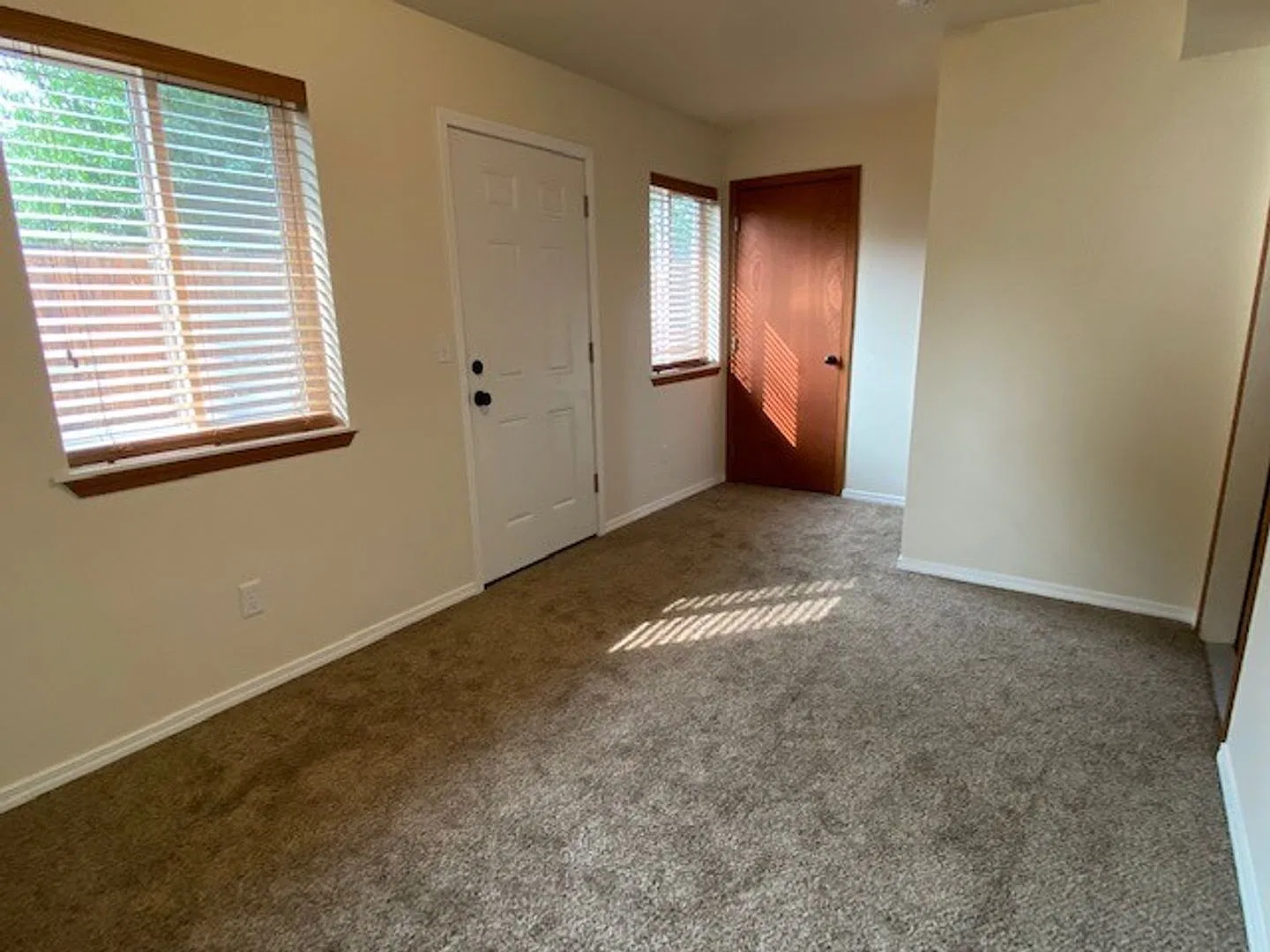 Beautiful 3 bedroom house available SOON! Pets negotiable! — Photo 3