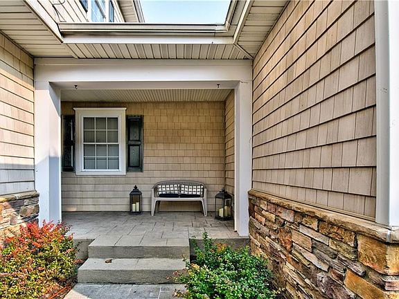 4th image of 8 Turnberry Ct