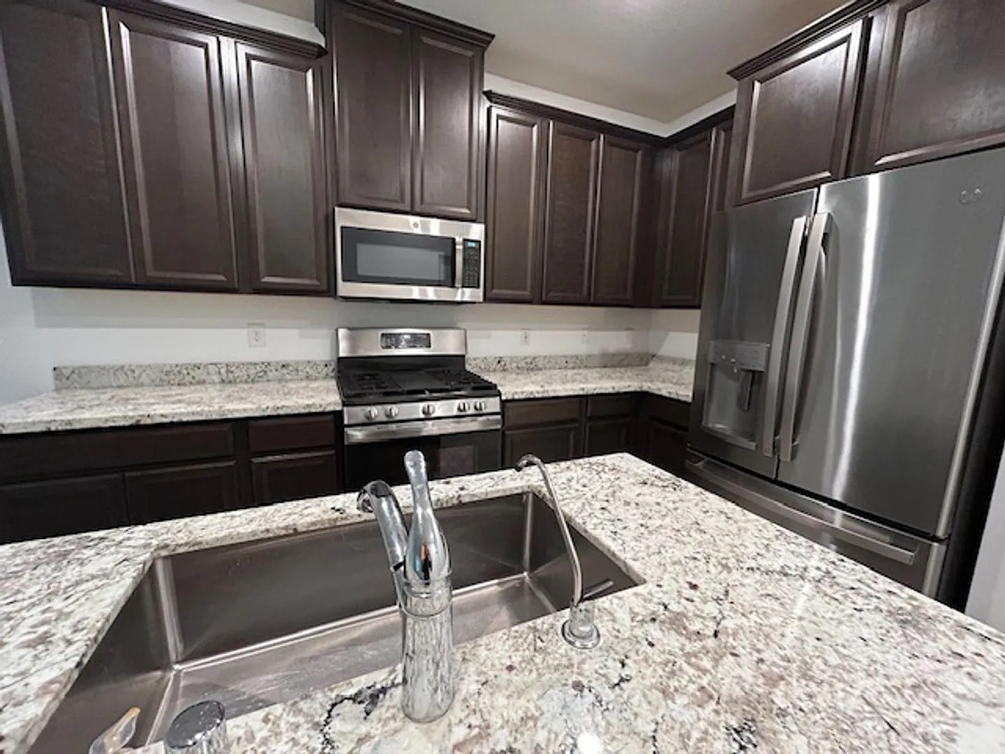 3 bedroom townhome in Henderston gated community — Photo 3