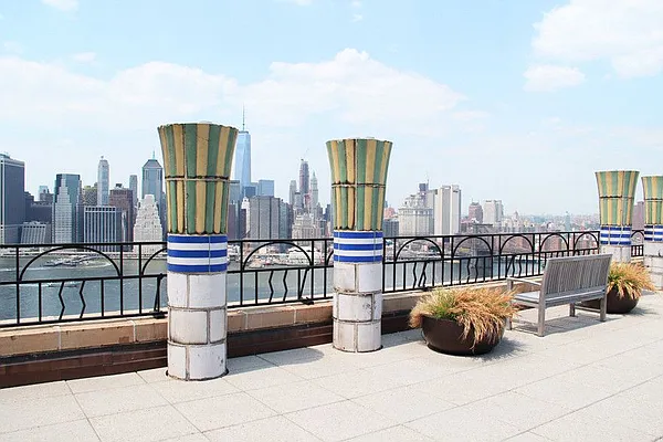 Sold by Brooklyn Bridge | media 24