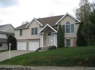 1382 Bergamont St, Morgantown, WV 26505