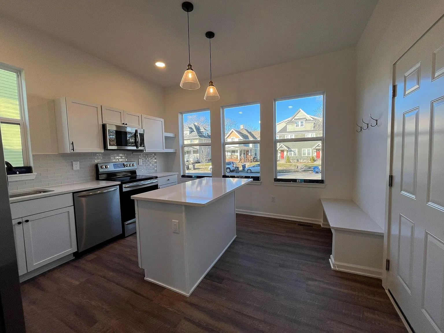 3 bed, 1.5 bath, 992 sqft, $1,620 — Photo 1