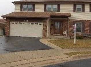 828 Yellowstone St, Carol Stream, IL 60188