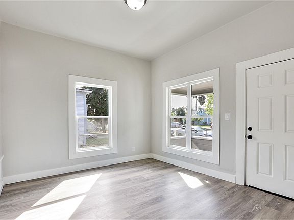 3rd image of 3121 E Mono Ave