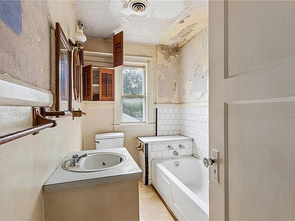 4th image of 16 Old Fox Hill Rd