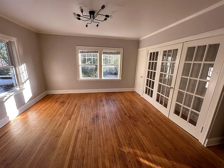 137 E Chestnut St #8 — Photo 4