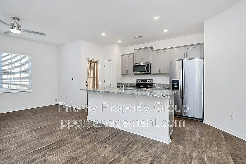 3 bed, 2.5 bath, 1511 sqft, $1,849 — Photo 3