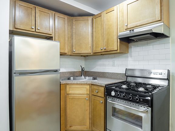 5th image of 305 Lexington Ave APT 1D