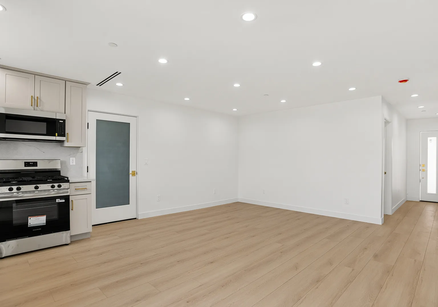 3 bed, 1444 sqft, $4,200 — Photo 4