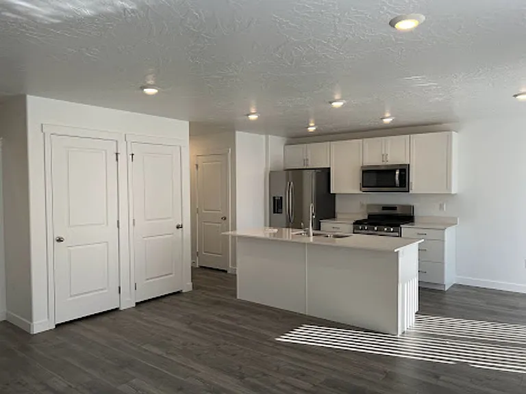 2943 W Ezra Dr — Photo 2