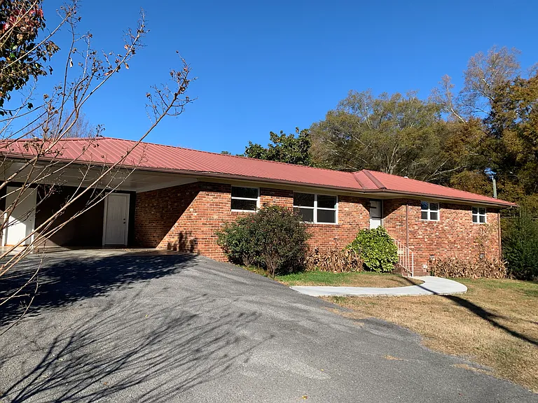 207 Auburn Dr — Photo 1