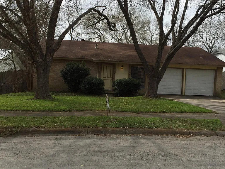 216 Gamblewood — Photo 2