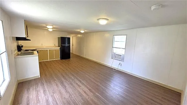 3 bed, 1.0 bath, 980 sqft, $1,100 — Photo 2