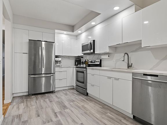 4th image of 3151 Woodbine Dr #205