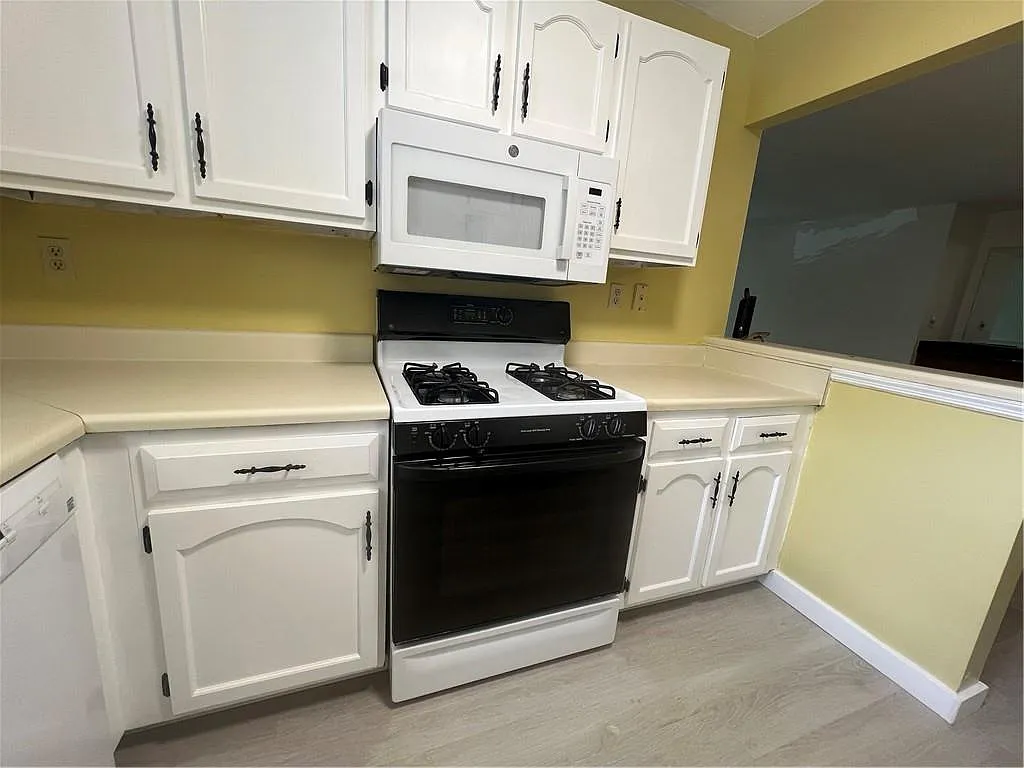 2 bed, 2.0 bath, 1166 sqft, $1,600 — Photo 3