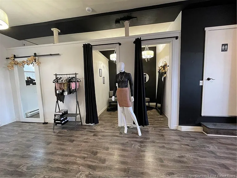 187 Botsford St — Photo 30
