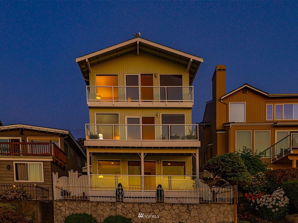 Unsurpassed Views on 3 Levels of Living Space!  Fabulous Sunsets, Maritime Activity & Nature at it's Best!>