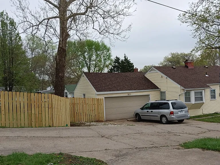 1714 Oakland Ave — Photo 2