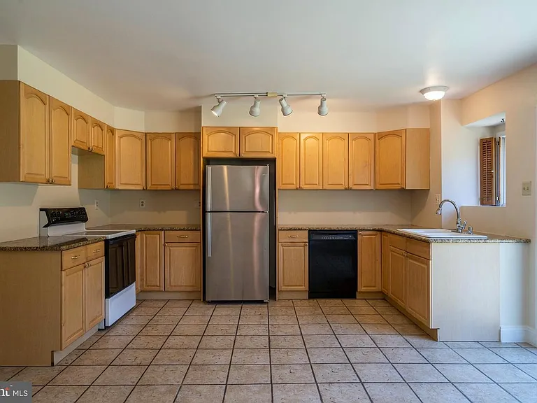506 Saint Albans Ct — Photo 4