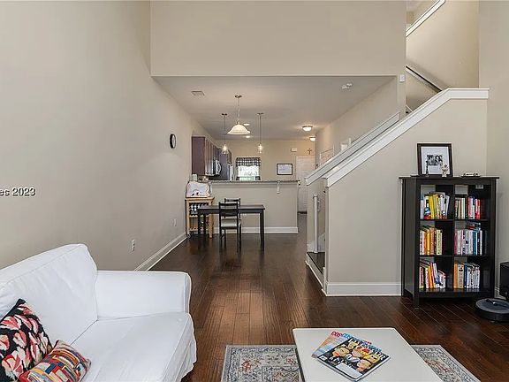 3rd image of 341 Dante Cir