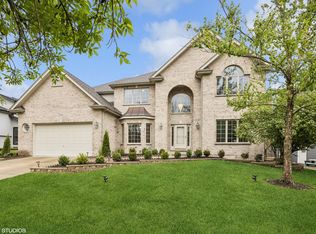 1040 Buckingham Dr, Naperville, IL 60563