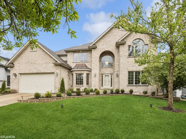 1040 Buckingham Dr, Naperville, IL 60563