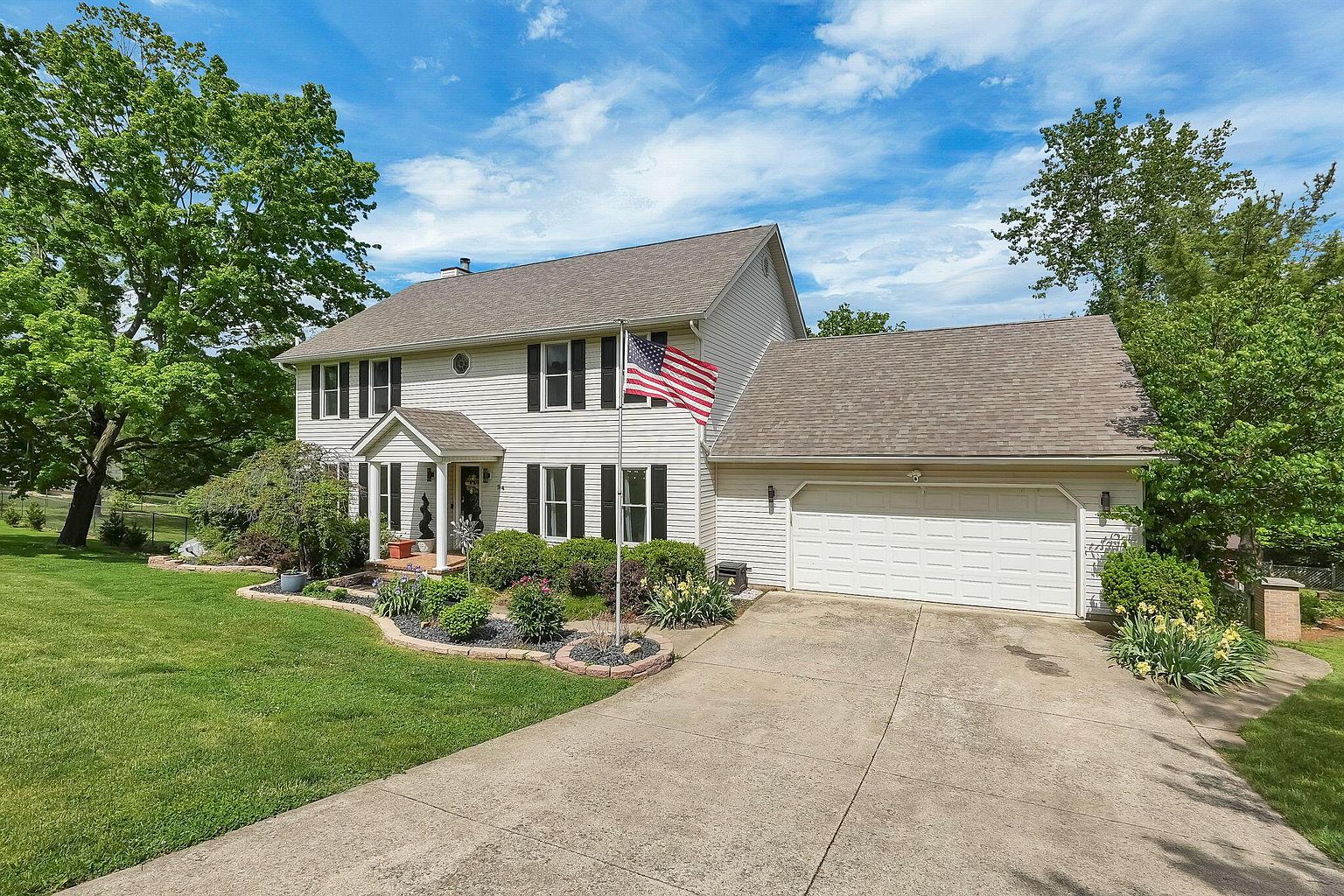 Listing photo 3 for 34 Ledgewood Dr