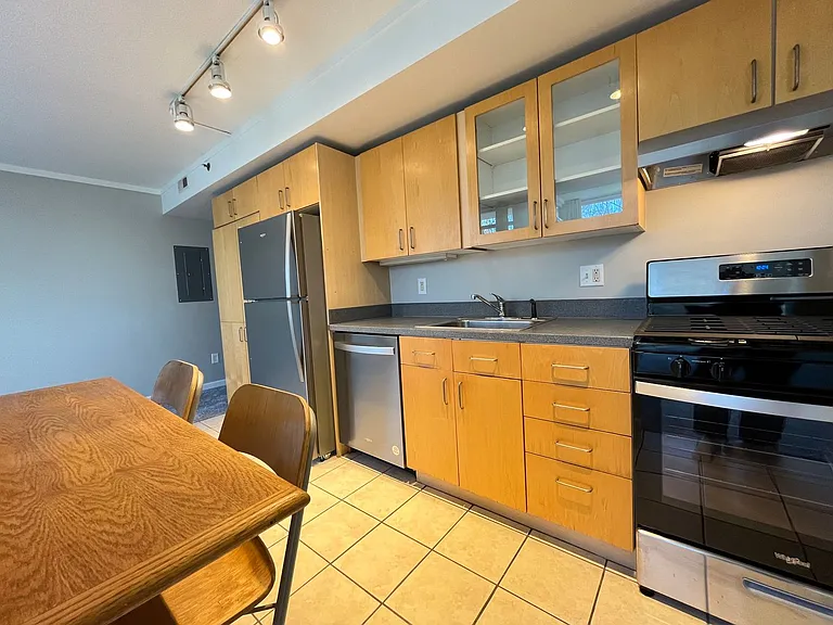 533 NE Holladay St #402 — Photo 4