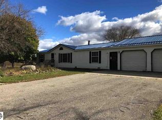 9555 S Crawford Rd, Shepherd, MI 48883