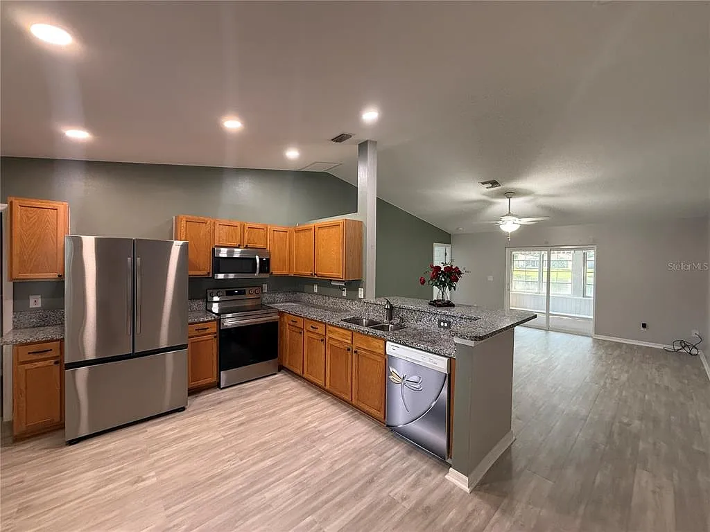 3 bed, 2.0 bath, 1261 sqft, $2,000 — Photo 4