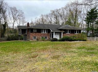 3 Woodmont Rd, Melville, NY 11747