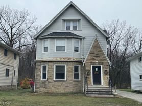1588 S Green Rd, Cleveland, OH