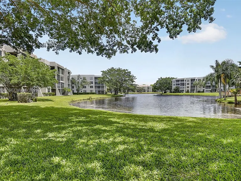 9330 Lagoon Pl #307 — Photo 31