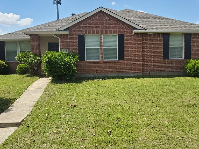 2811 Lake Terrace Dr — Photo 1