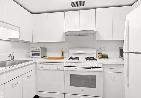 3rd image of 27 E 65th St APT 11C
