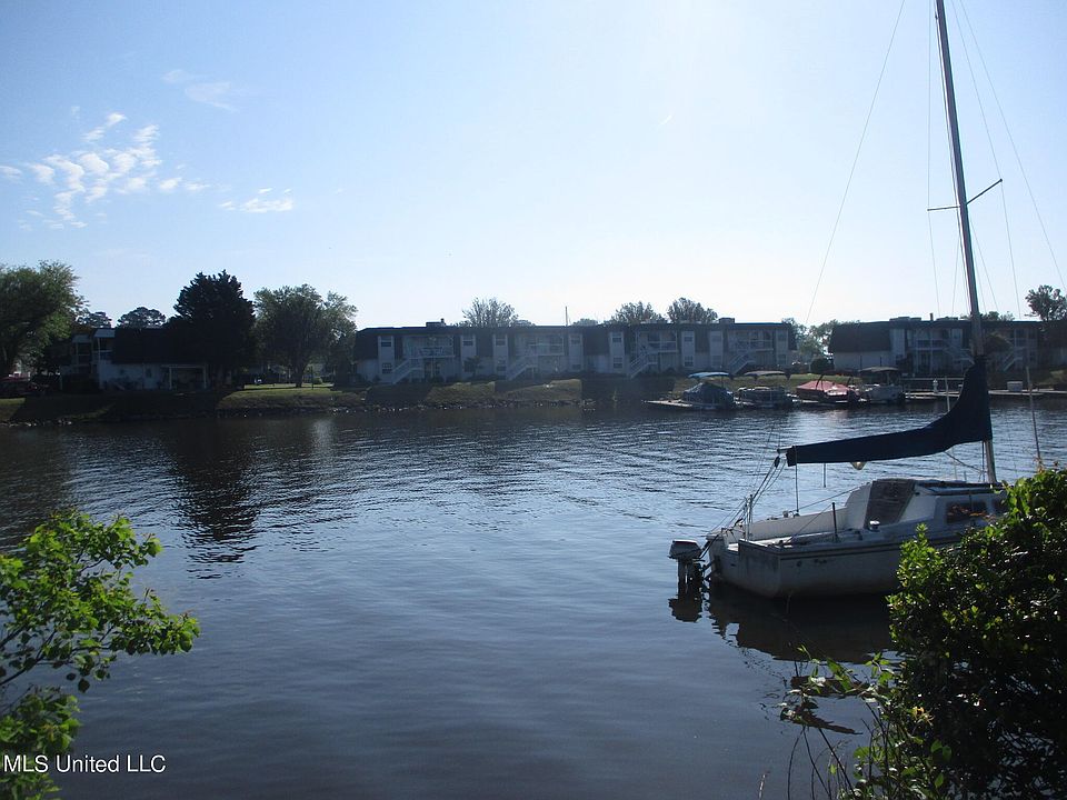 2nd image of 147 Overlook Pointe Dr #14