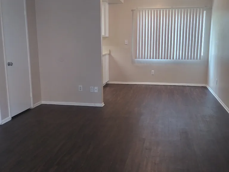 238 S Poplar Ave — Photo 4
