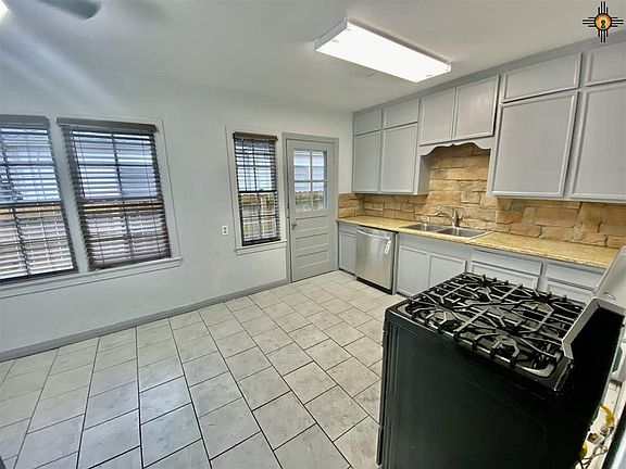 4th image of 1107 W Church St