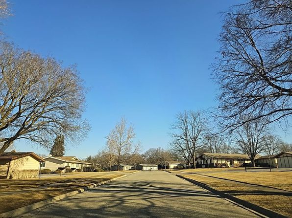 819 Wiltshire Dr #R-2, McHenry, IL 60050