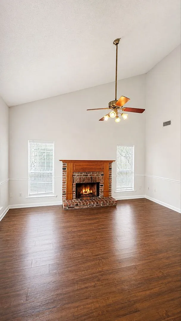 3 Bedroom House Off Old Jefferson — Photo 2