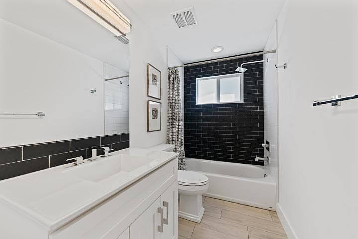 2nd image of 500 NW 1st St #500